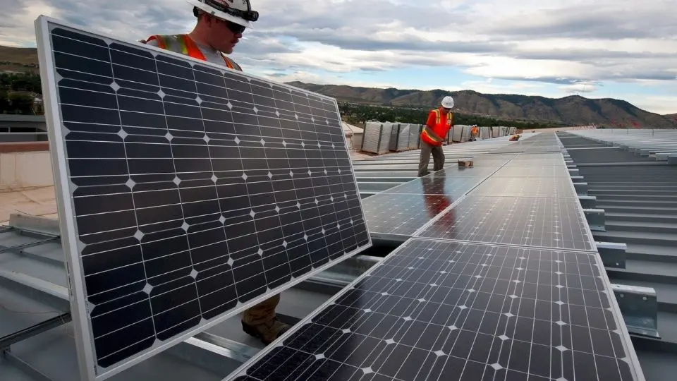 אדם מייצר חשמל באמצעות לוח סולארי