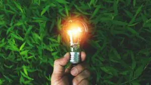 אדם מחזיק מנורה שהדליק באופן עצמאי