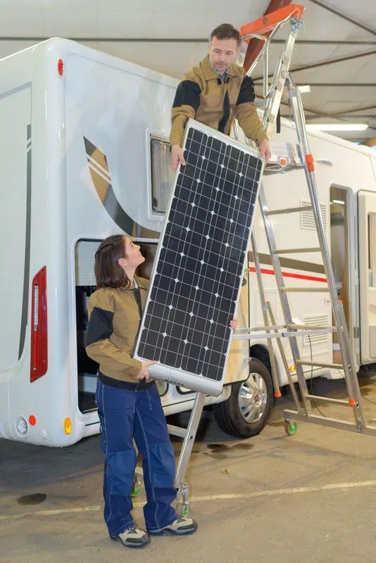 התקנת פאנל סולארי לקראוון
